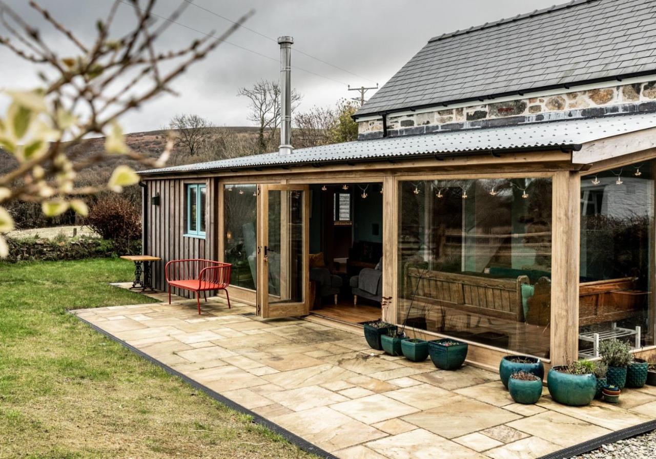 Penrhiw - A Country Cottage With Mountain Views Newport  Kültér fotó